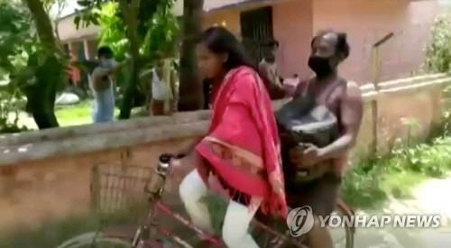 인도 소녀, 다친 부친 싣고 자전거로 1천200㎞ 필사의 귀향[로이터=연합뉴스]